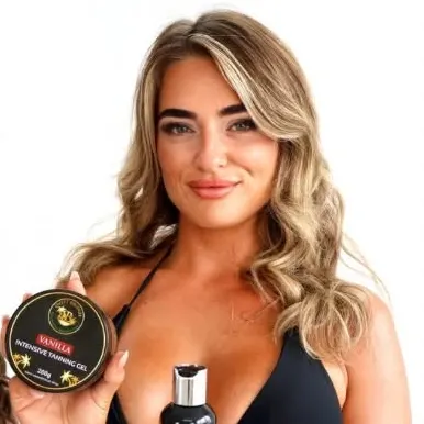 Model holding Sweet Bronze vanilla tanning gel